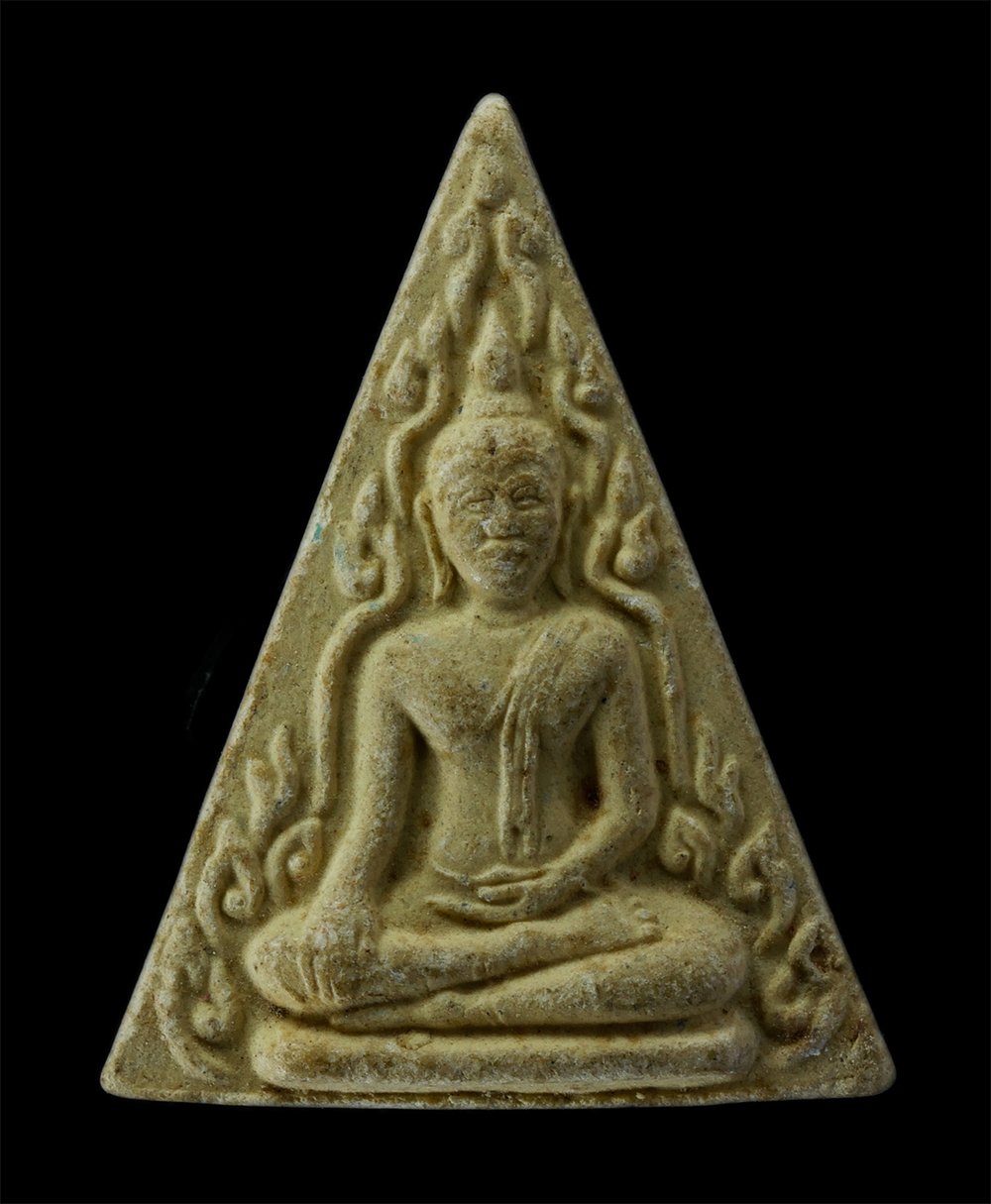 17Aug24 (23)p.jpg - ​พระนางพญา หลังยันต์ ด้านข้างลายกนก วัดนางพญา จ.พิษณุโลก เนื้อผงพุทธคุณ ผงว่าน | https://kamulet.in.th